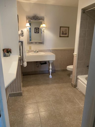 Bathroom 4, Gunn House Hotel, Tuolumne