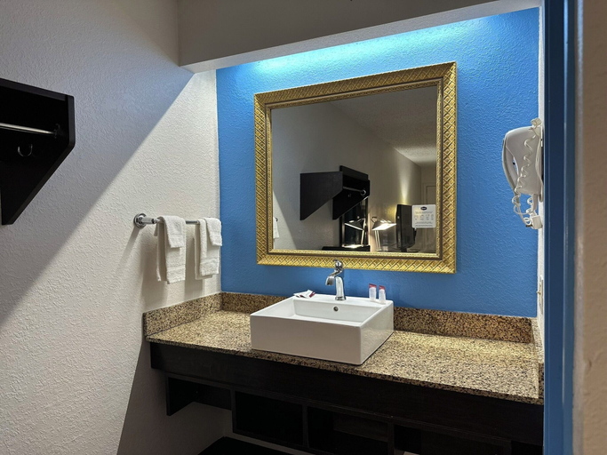 Others 4, American Inn and Suites Bishop, Genesee