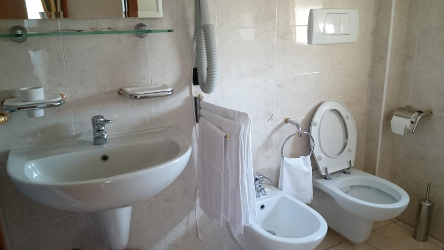 Bathroom 3, Hotel Holiday House, Foggia