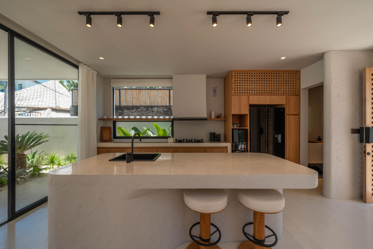 Others 5, Berawa Breeze: Chic 4BR Beachside Oasis with Sauna, Badung