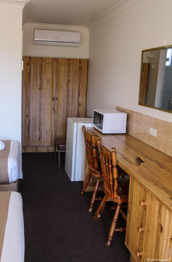 Bedroom 3, Motel Riverina, Leeton