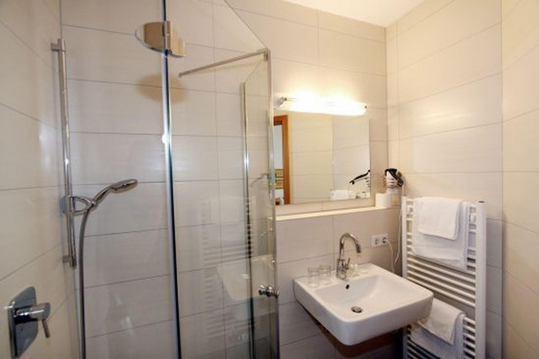 Bathroom, Karpfenhotel & Herrenhaus im Gasthaus Sindel-Buckel, Ansbach