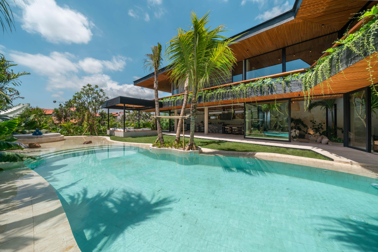 Sport & Beauty 2, Coco Bay - Iconic 8BR Tropical Villa Next to the Beach, Badung