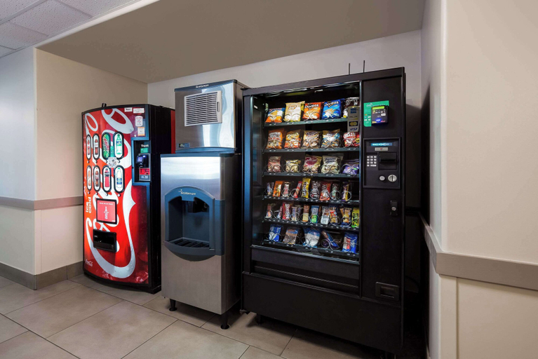 Food & Drinks 5, Country Inn & Suites by Radisson, Marion, IL, Williamson