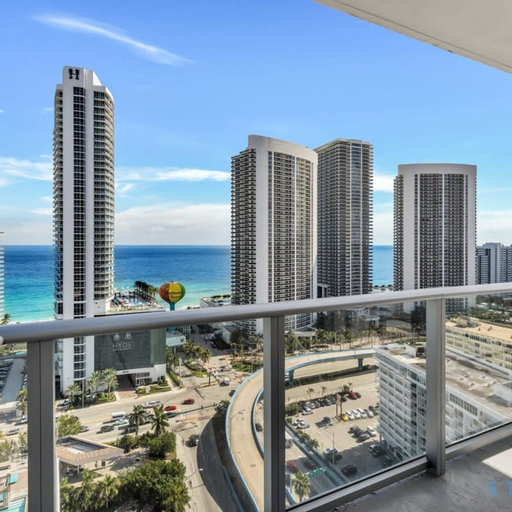 Room 2, Wrap Around Balcony Awesome Views Amazing Pools, Broward