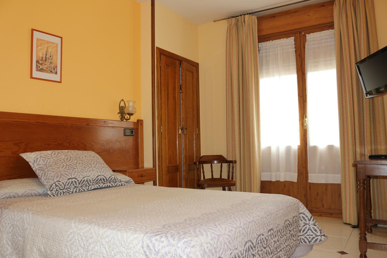 Bedroom 4, Hostal Don Jaime I y II, Segovia