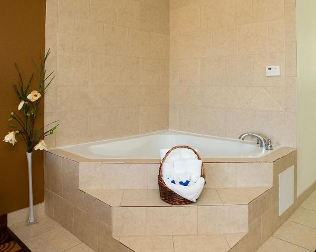 Bathroom 3, Sands Inn And Kitchen Suites, Woodward