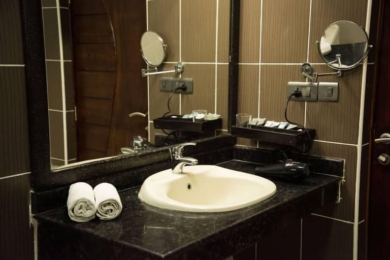 Bathroom 5, Hotel Sapphire, Ilala