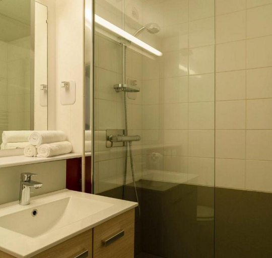 Bathroom 3, Brit Hotel Confort Morlaix, Finistère