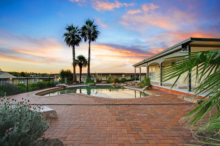 Sport & Beauty 2, Thunderbird Motel, Yass Valley