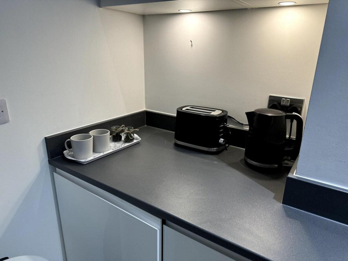 Others 4, Cozy Bracknell Apartment with Modern Amenities, Bracknell Forest