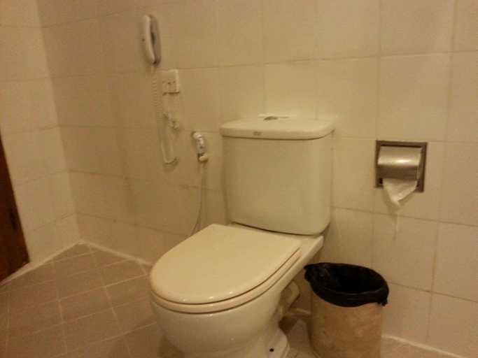 Bathroom 4, Aye Thar Yar Golf Resort, Taunggye