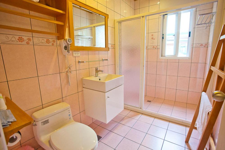 Bathroom 3, Bear Meets Moose Bed and Breakfast, Nantou
