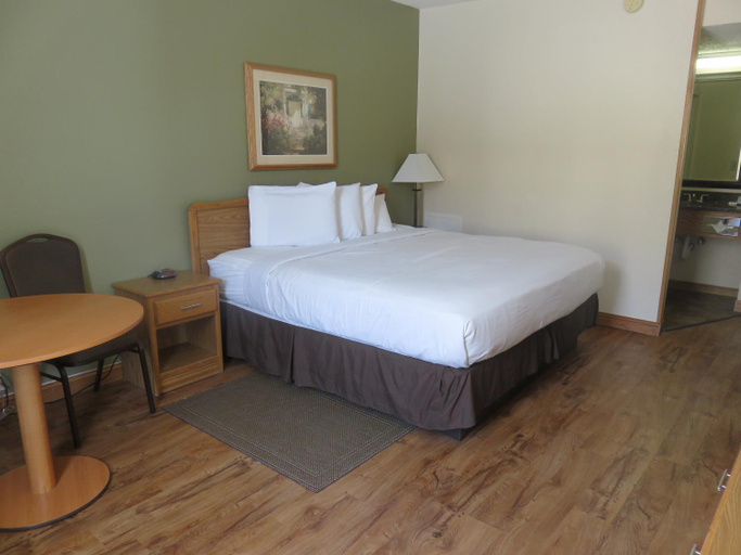 Bedroom 3, Baymont Inn & Suites by Wyndham Fargo, Cass
