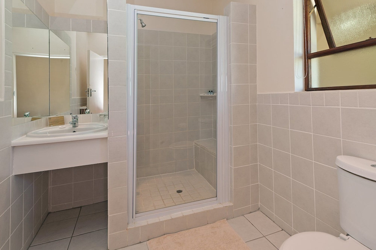 Bathroom 5, Windsor Hotel, Overberg