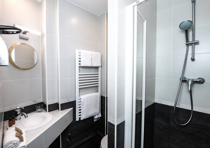 Bathroom 5, Eiffel Villa Garibaldi, Paris