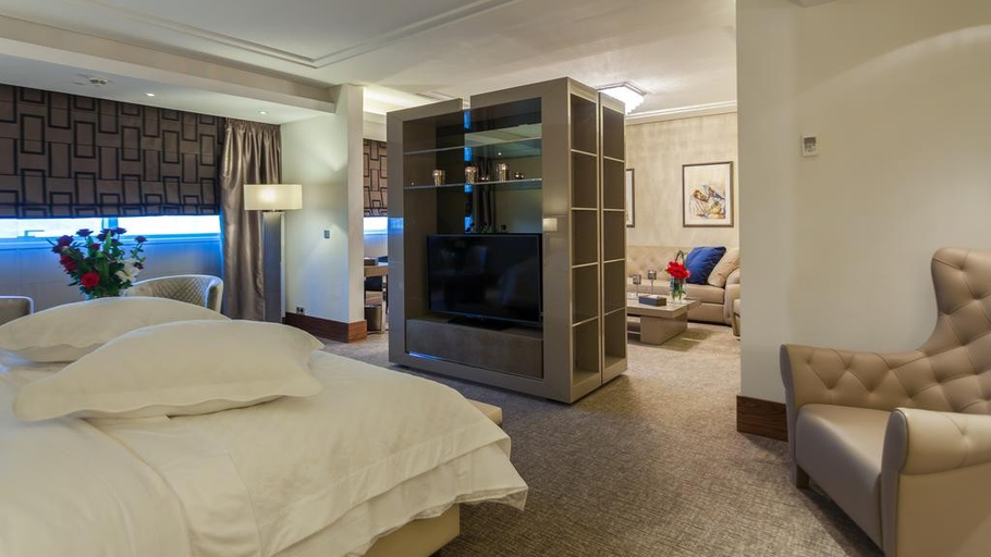 Bedroom 2, Radisson Blu Hotel & Convention Center, Tunis, Bab Bhar