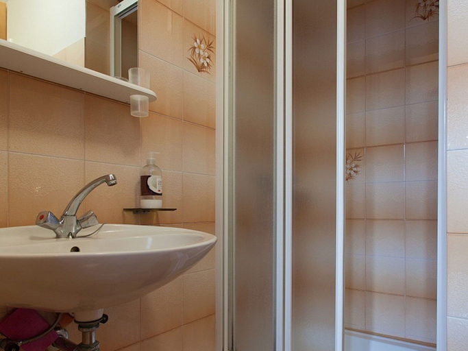 Bathroom 4, Cozy Apartment in Malinska near Sea, Malinska-Dubašnica
