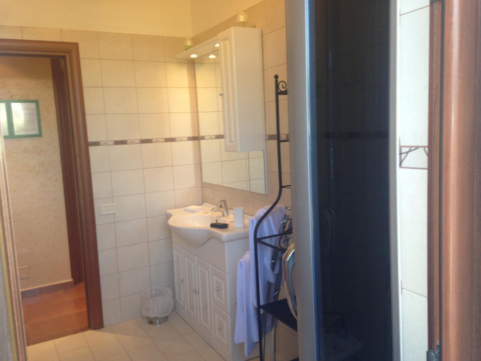 Bathroom 5, Le Sirene Bed and Breakfast, Bari