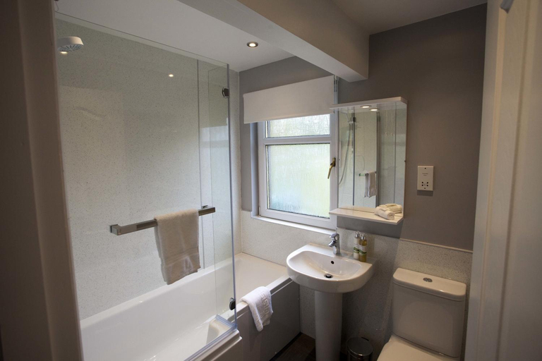 Bathroom 1, The Corries B&B, Stirling