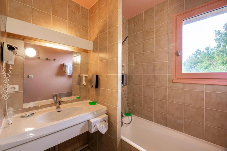 Bathroom 3, Logis Hotel Du Lac, Cantal