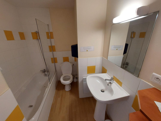 Bathroom 3, Logis Hotels - Le relais des deux vallees - Hotel et restaurant, Tarn