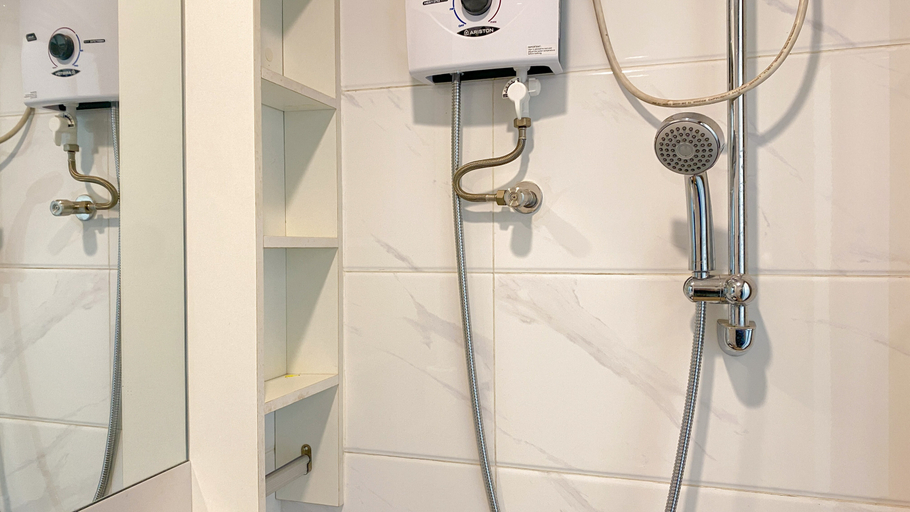 Bathroom 5, Warm and Homey Studio at Sky House Alam Sutera Apartment By Travelio, Tangerang