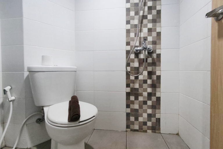 Bathroom 5, Cozy Living Studio The Alton Apartment By Travelio, Semarang