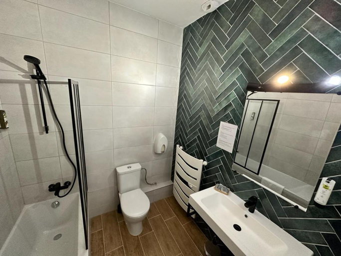 Bathroom 3, Logis Hotel Le Saint-antoine, Côte-d'Or