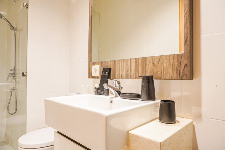 Bathroom 5, Comfort and Modern Look 2BR at 26th Floor Samara Suites Apartment By Travelio, Jakarta Selatan