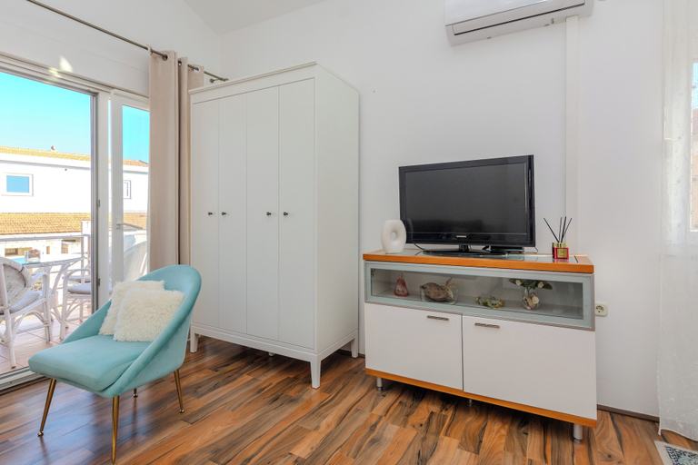 Others 5, Apartment Nikolic, Vir