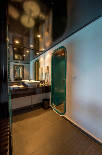 Bathroom 4, Le Lagon, Dakar