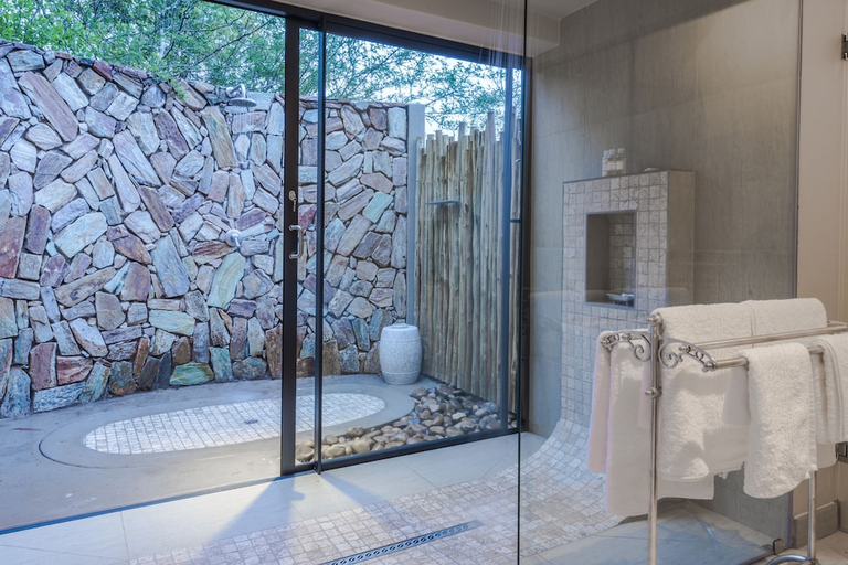 Bathroom 4, AM Lodge, Mopani