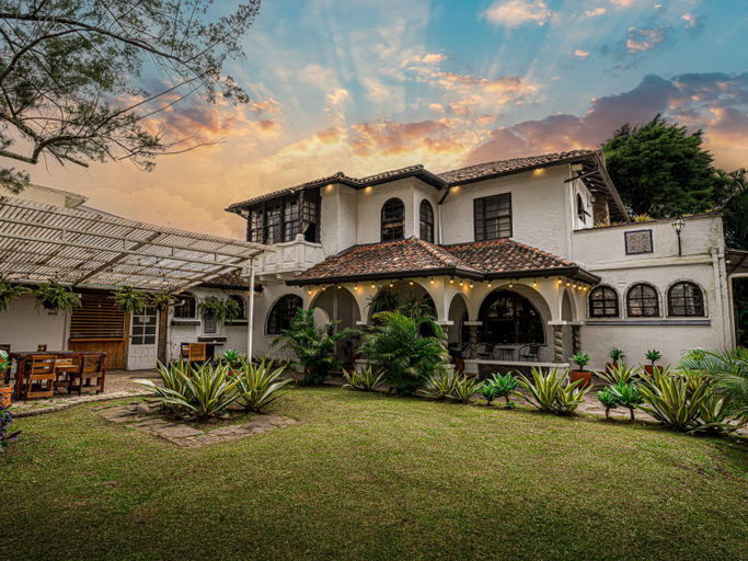 Exterior & Views