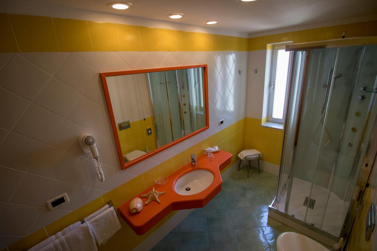 Bathroom 5, Hotel Terme Alexander, Napoli