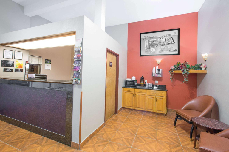 Public Area 2, Super 8 by Wyndham Sioux City/Morningside Area, Woodbury