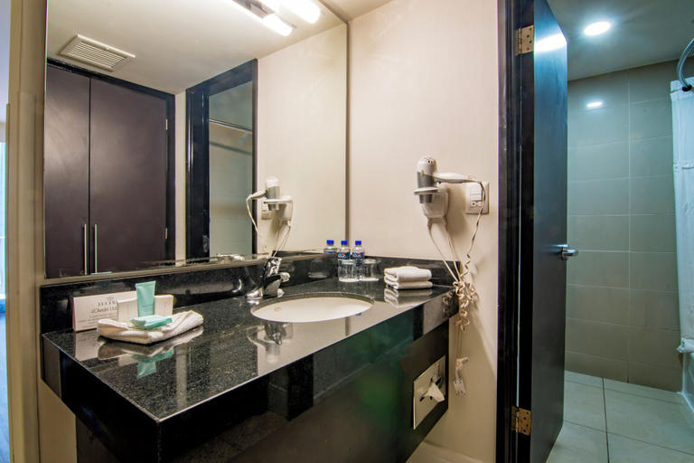 Bathroom 5, Hotel Lucerna Tijuana, Tijuana
