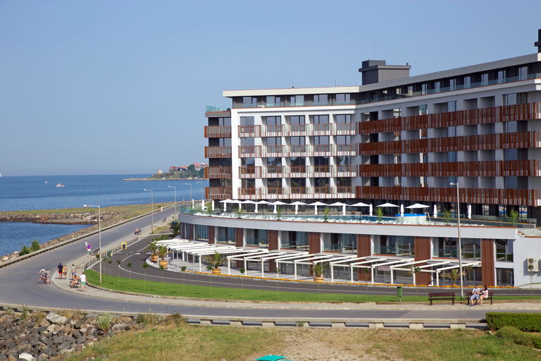 Exterior & Views