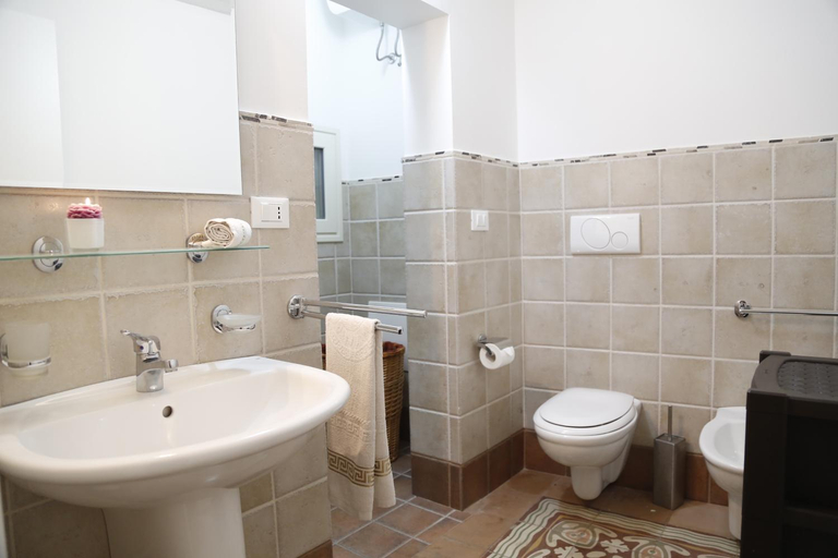 Bathroom 2, Sottacastieddu, Taranto