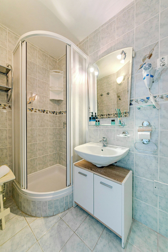 Bathroom 4, Luxury Seaside Apartments, Bol