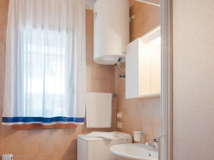 Bathroom 5, Belvilla by OYO Holiday Home in Rosolina, Rovigo