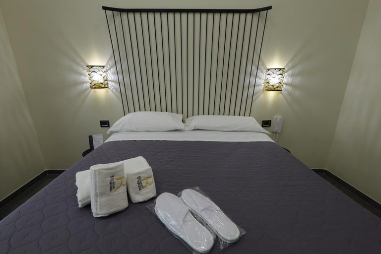 Bedroom 2, Il salotto della regina, Napoli