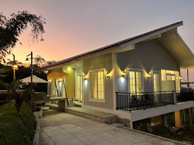 Exterior 13