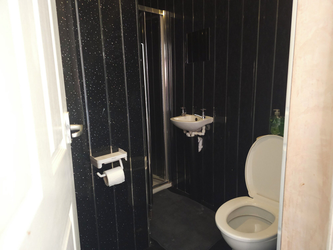 Bathroom 4, 41 Buckingham road, Doncaster