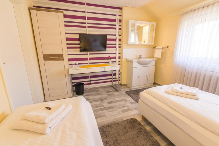 Bedroom 2, Hotel Rosengarten, Ostalbkreis