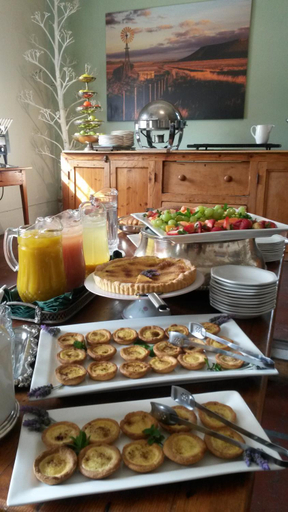 Food & Drinks 5, Die Tuishuise & Victoria Manor, Chris Hani