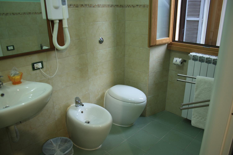 Bathroom 2, Al Seminario, Rome