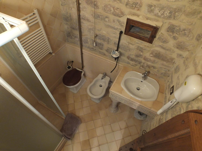 Bathroom 3, Giomici Castle, Perugia