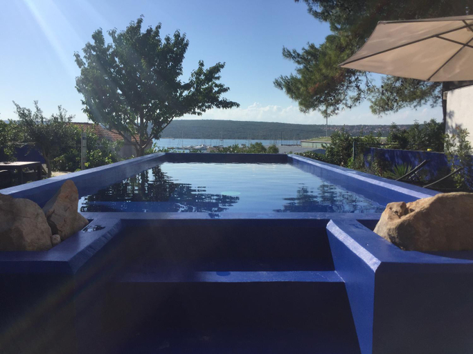 Sport & Beauty 2, Family Apartments Monika - sea view - heated pool II, Punat