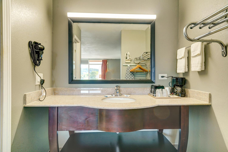 Bathroom 4, Budget Inn Ellijay, Gilmer